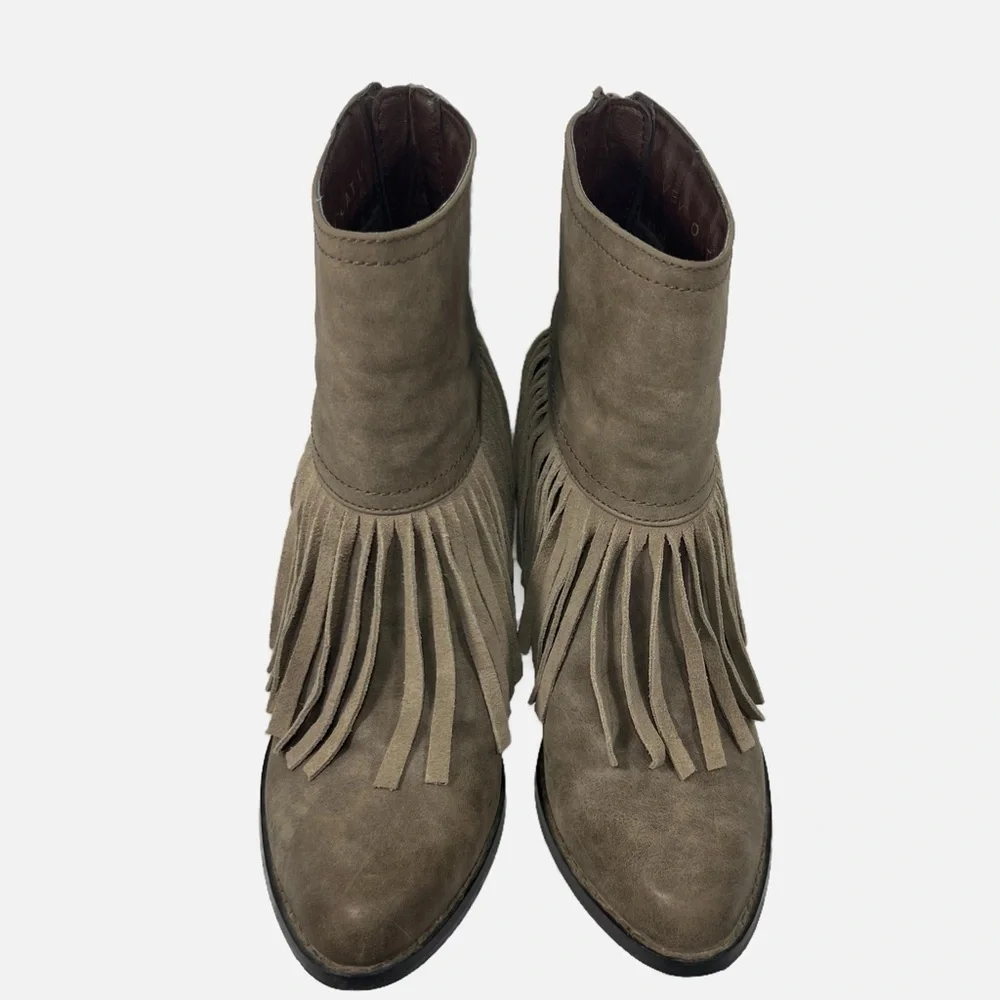Very Volatile Neutral Tan Fringed Ankle Boots Back Zip Womens size 8